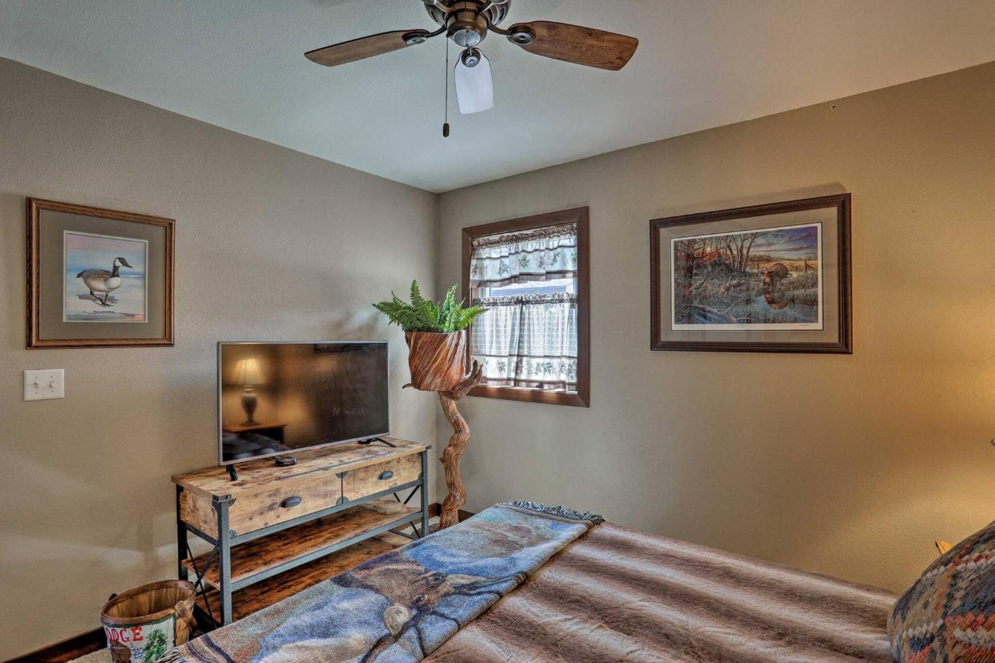 Cozy Custer Cottage W Deck: Walk To Shops Food Экстерьер фото