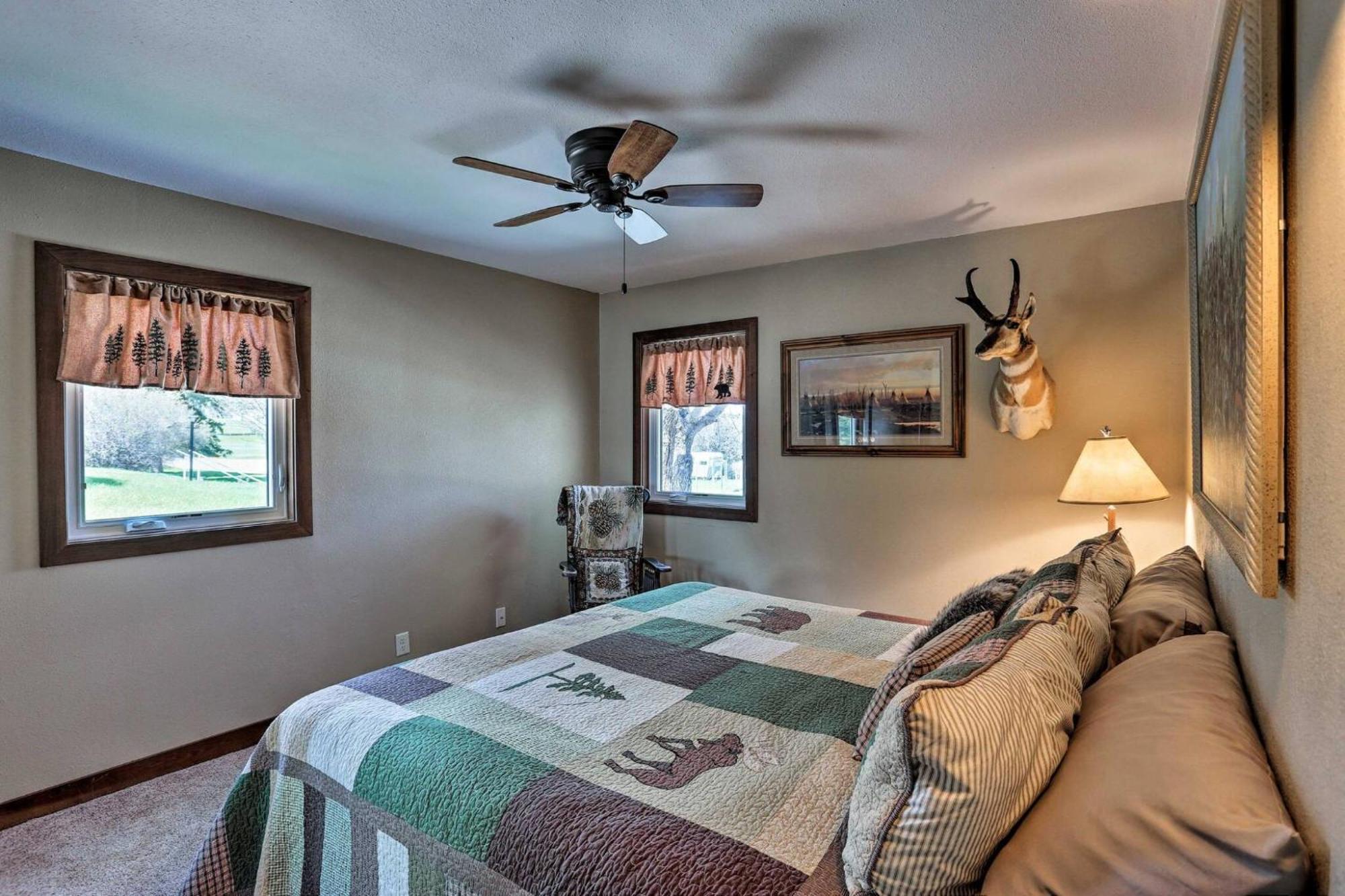 Cozy Custer Cottage W Deck: Walk To Shops Food Экстерьер фото